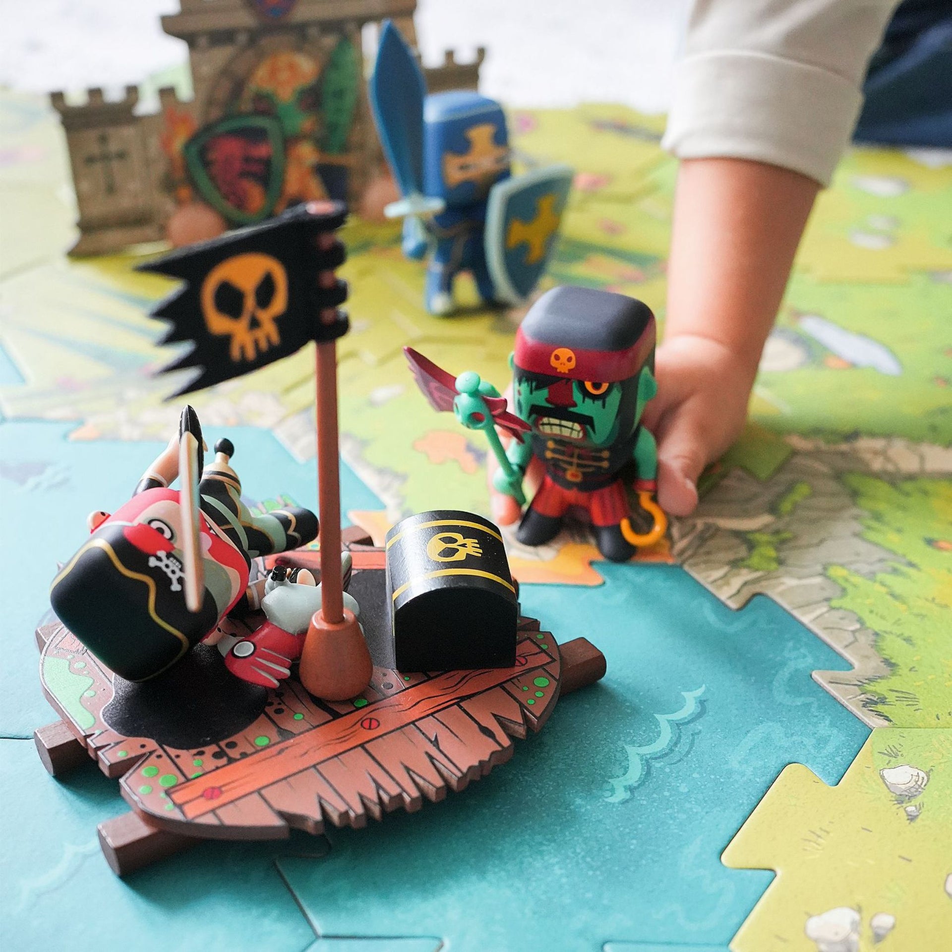 Djeco Arty Toys Sam Parrot