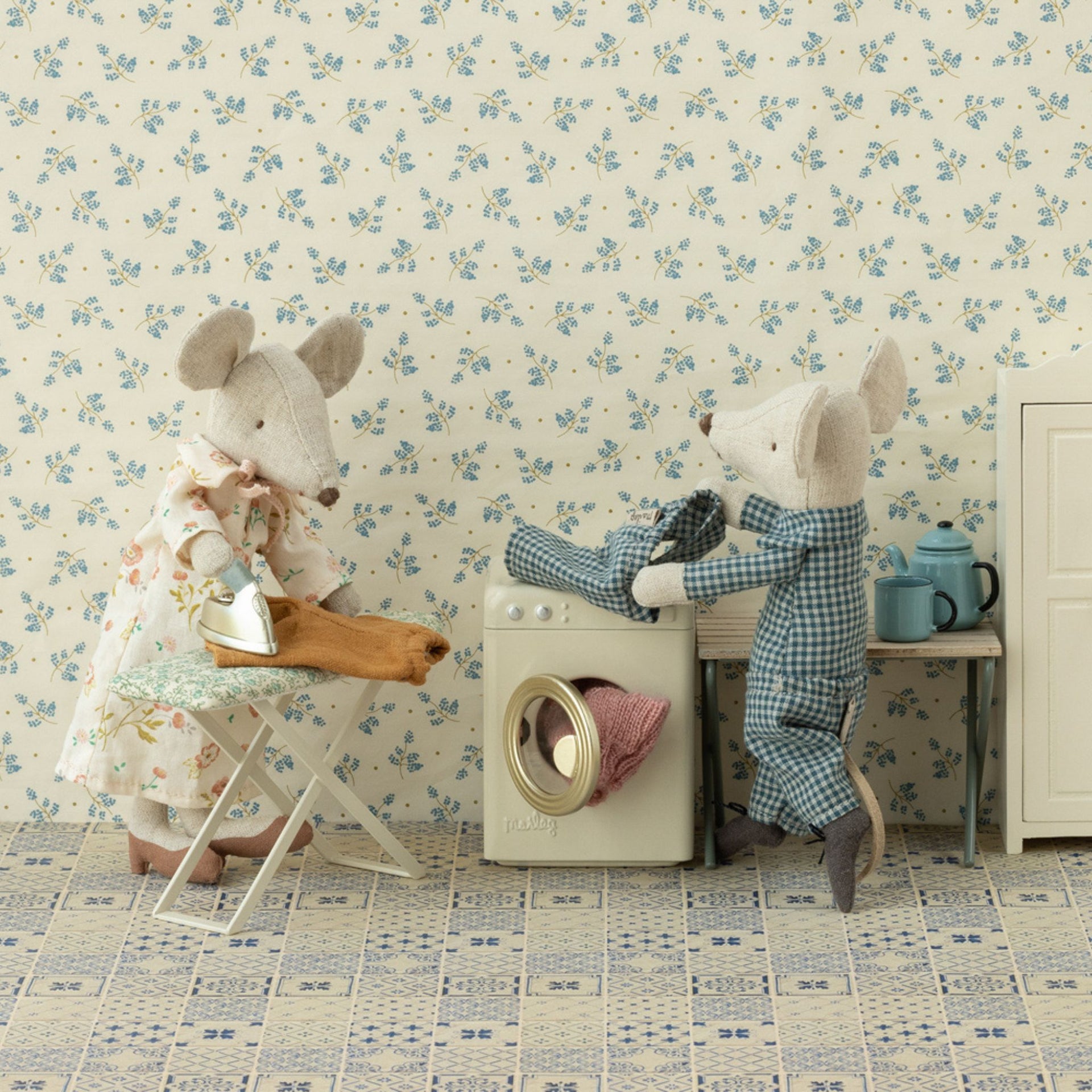 Maileg Grandma & Grandpa Mice in Cigarbox